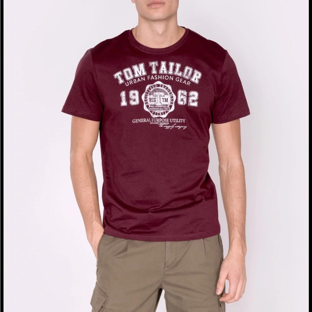 Tom Tailor shirt - burgundy crew neck with large brand graphic front